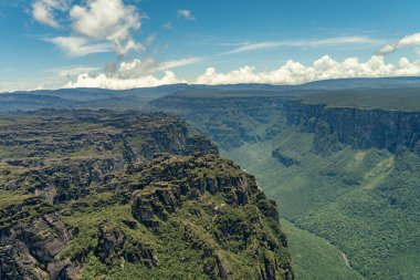 Venezuela 'daki Canaima Ulusal Parkı Dağları ve Kanyonlarının Manzarası