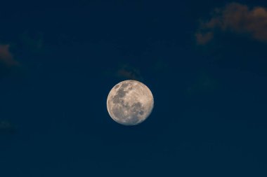 Gökyüzündeki ayın gece fotoğrafı.