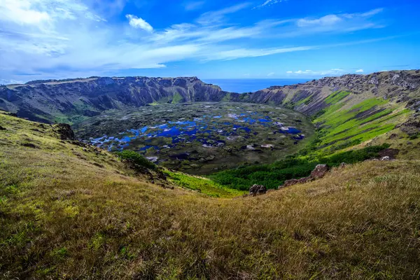 Şili 'nin Rapa Nui kentindeki Rano Kau volkanının çarpıcı kalderası mavi gökyüzüne karşı. Çapı 1.6 km 'dir ve bir iç göl içerir.