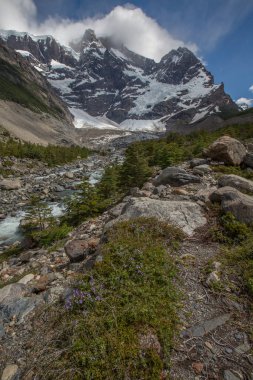 Torres del Paine Ulusal Parkı - Patagonya - Şili. Güney Şili, Güney Amerika 'daki Patagonya Torres del Paine Ulusal Parkı' nda gün doğumu