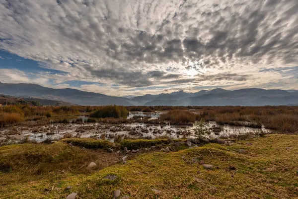 Peru 'nun dramatik gökyüzü ile Peru dağlarının güzel manzarası