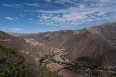 Peru 'nun dramatik gökyüzü ile Peru dağlarının güzel manzarası