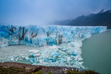 Perito Moreno Buzulu, Arjantin 'in Santa Cruz eyaletindeki Los Glaciares Ulusal Parkı' nda bulunan bir buzuldur. Arjantin Patagonya 'sındaki en önemli turistik merkezlerden biridir.