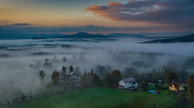 Çek Merkez Dağı (Çek Cumhuriyeti) Avrupa 'nın gün batımı.