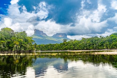 Venezuela 'daki Canaima Ulusal Parkı Dağları ve Kanyonlarının Manzarası