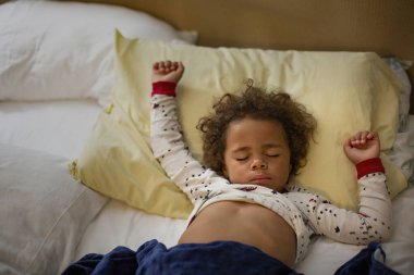 Sevimli küçük çocuk uyuyor ve evde uyuyor.