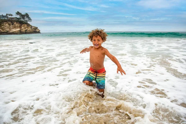 Adorable Afroamericano Preescolar Corriendo Agua Mar Playa —  Fotos de Stock