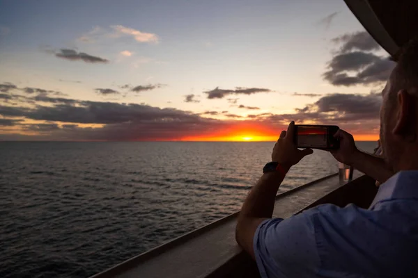 Man Die Een Smartphone Foto Neemt Van Een Prachtige Zonsondergang — Stockfoto