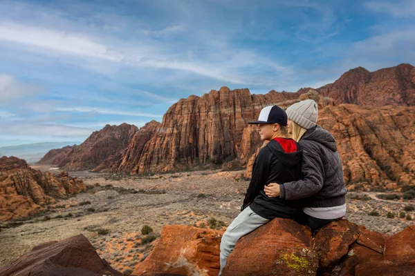 Mujer Hijo Sentados Una Cornisa Roca Con Vistas Hermoso Parque —  Fotos de Stock