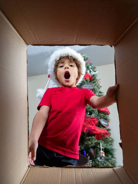 Verrast Afrikaans Amerikaanse Kleuter Draagt Kerst Rode Hoed Kijkt Kartonnen — Stockfoto