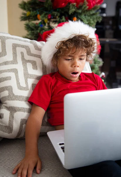 Cute Trochę Zróżnicowany Chłopiec Robi Swoje Świąteczne Zakupy Online Laptopie — Zdjęcie stockowe