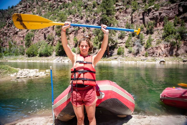 在犹他州度暑假的时候 这位兴奋的年轻女子正沿着绿河漂流而下 在美国 夏天的户外运动很有趣 — 图库照片