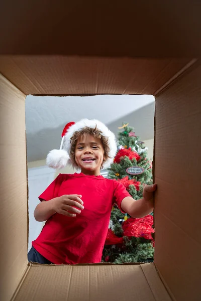 Щасливий Різноманітний Хлопчик Відкриває Різдвяний Подарунок Різдво Вранці Вид Знизу — стокове фото