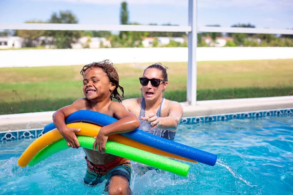 Smiling African American Little Boy Playing Swimming Pool His Mother — Stock Photo, Image