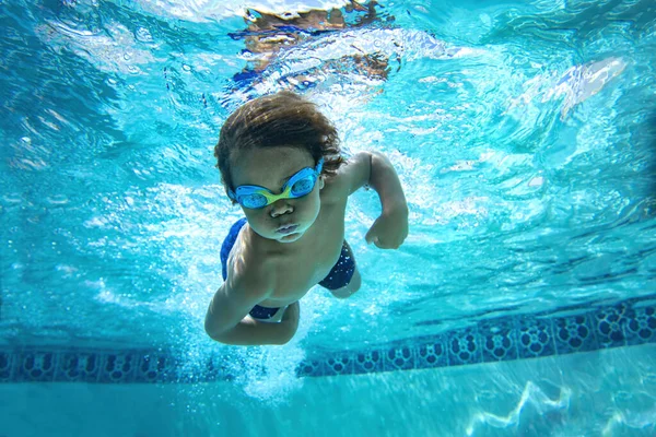 ゴーグル付きのスイミング プールの水中少年楽しみ 夏の休暇の楽しみ — ストック写真