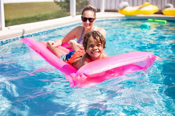 Usmívající Šťastný Předškolní Afroameričan Chlapec Plavání Bazénu Růžové Nafukovací Matrace — Stock fotografie