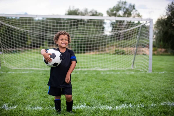 Junger Afroamerikaner Steht Lächelnd Vor Einem Fußballtor Vor Einem Fußballspiel — Stockfoto