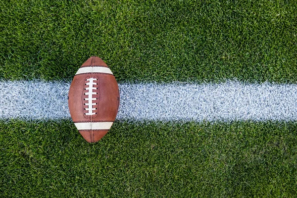Sahadaki Çimen Futbol Sahasında Oturan Amerikan Futbolunun Yukarıdan Görünüşü Genel — Stok fotoğraf