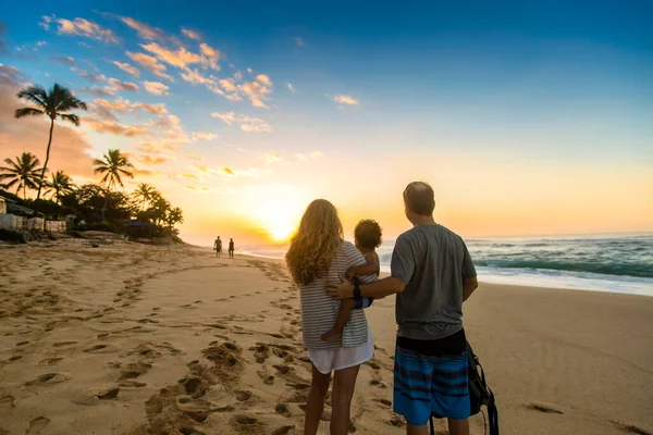 Familia Joven Observando Hermoso Atardecer Marino Juntos Sunset Beach Oahu — Foto de Stock