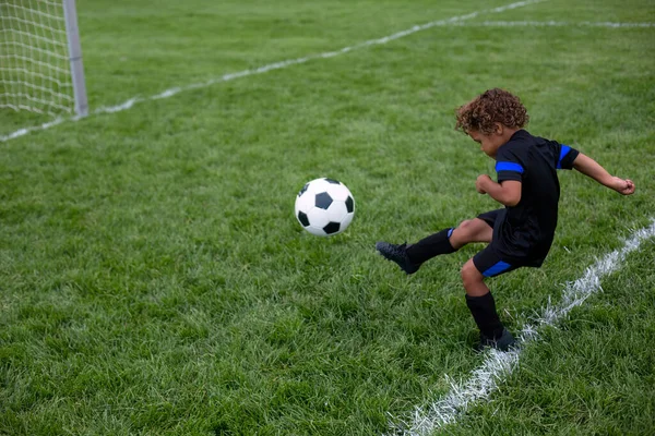 Joven Jugador Fútbol Afroamericano Pateando Pelota Gol Durante Partido Fútbol — Foto de Stock