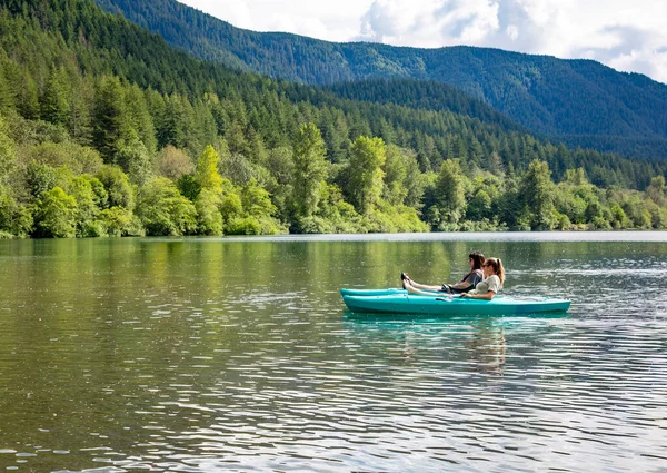 Deux Femmes Kayak Sur Lac Montagne Vierge Dans État Washington — Photo