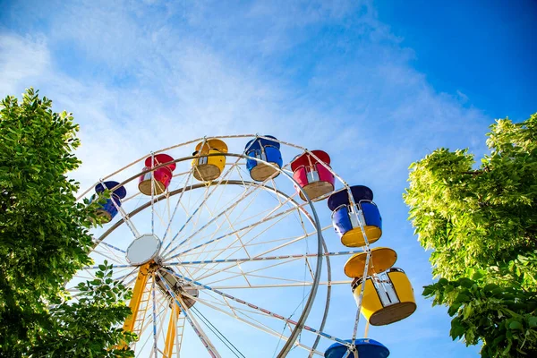 在一个温暖的夏日 狂欢节的摩天轮在室外主题公园里 夏天和欢乐的颜色象征 — 图库照片