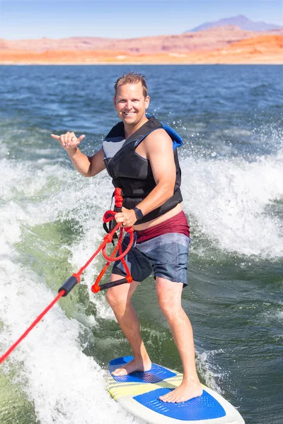 Yetişkin Bir Erkek Bir Motorlu Teknenin Arkasında Sörf Yaparken Gülerek — Stok fotoğraf