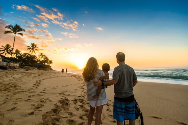 在夏威夷瓦胡岛日落海滩 年轻的家庭一起观看美丽的海洋日落 夏威夷海滩上美丽的风景 家庭时刻在一起 — 图库照片