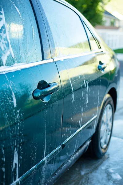 Boční Pohled Auto Které Myje Mýdlové Sudy Bubliny Boku Mokrého — Stock fotografie