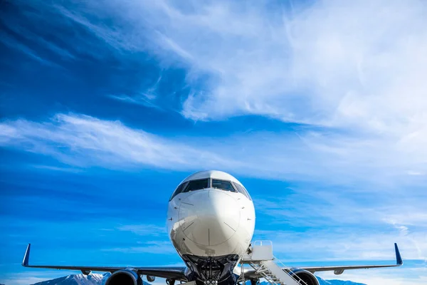 Närbild Framsidan Ett Flygplan Som Sitter Flygplatsen Med Moln Och — Stockfoto