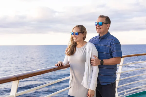 ロマンチックな休暇中に一緒にクルーズ船のデッキからバルコニーの景色を楽しむ魅力的な中年のカップル ロイヤリティフリーのストック写真