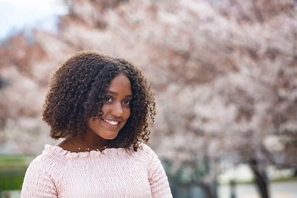 Charmante Schöne Schwarze Teenie Mädchen Mit Einem Verspielten Lächeln Große lizenzfreie Stockbilder