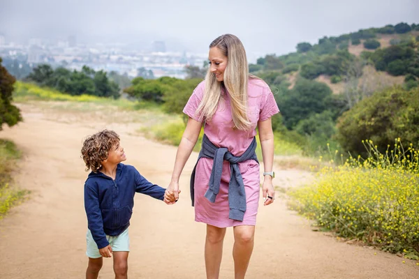 Mãe Sorridente Mãos Dadas Com Filho Enquanto Caminhando Natureza Cuidado — Fotografia de Stock