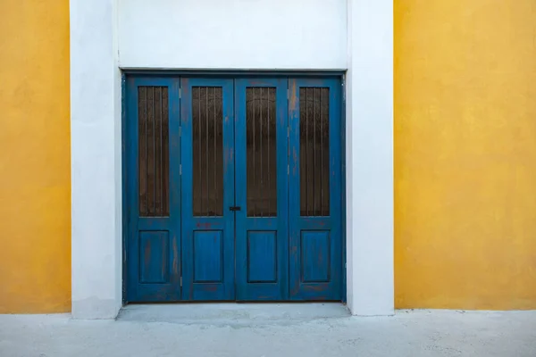 建筑物入口的截图 旧的木制蓝色门的细节 图库图片