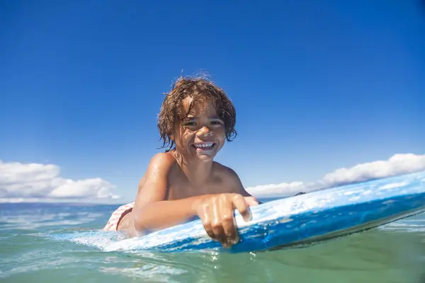 美しい青い海に搭乗する笑顔の多様な若い男の子の低角度の景色を閉じます 休暇中にビーチで遊ぶ楽しい一日を楽しむ ロイヤリティフリーのストック写真