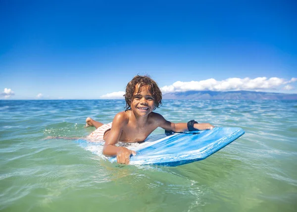 Uśmiechnięty Młody Chłopiec Pokładzie Pięknym Błękitnym Oceanie Cieszący Się Zabawnym Obraz Stockowy