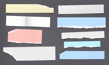 Yırtık beyaz ve renkli notlar, not defteri şeritleri ve siyah arka plana sıkışmış parçalar. Vektör illüstrasyonu.