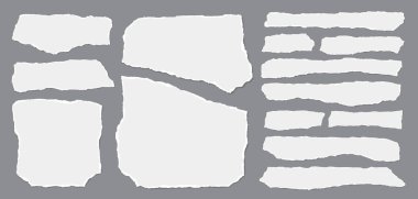 Yırtık beyaz kağıt parçaları, şeritler yazı, not ya da ilan için koyu gri arkaplanda. Vektör illüstrasyonu.