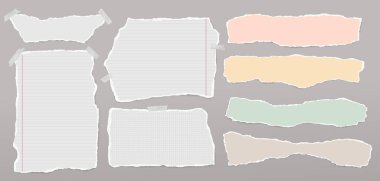 Not ya da reklam için yırtık beyaz ve renkli kağıt seti gri arka planda. Vektör illüstrasyonu.