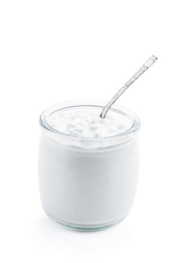 Beyaza izole edilmiş cam bir kavanozda taze ev yapımı organik yoğurt. 