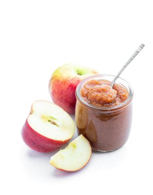 Beyaz arka planda ev yapımı taze elma püresi. 