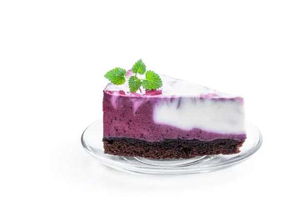 白色上分离的新鲜蓝莓芝士蛋糕片 — 图库照片