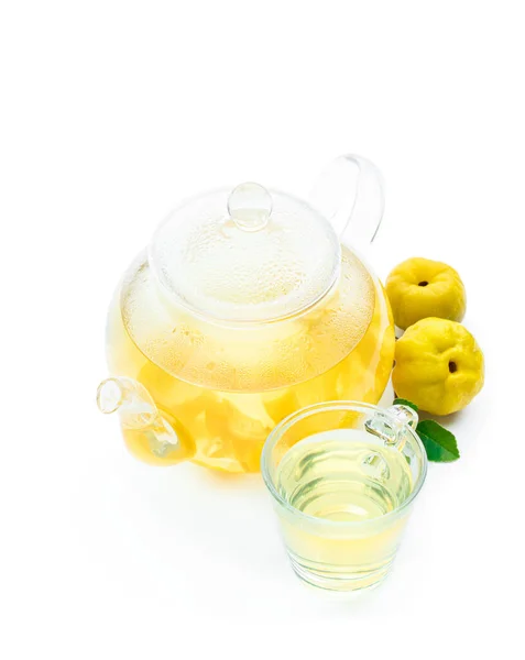 Gorąca Herbata Pigwa Przezroczysty Czajniczek Świeżych Owoców Izolowanych Białym — Zdjęcie stockowe