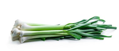 Beyaz arka planda izole edilmiş bir grup yerli pırasa. 