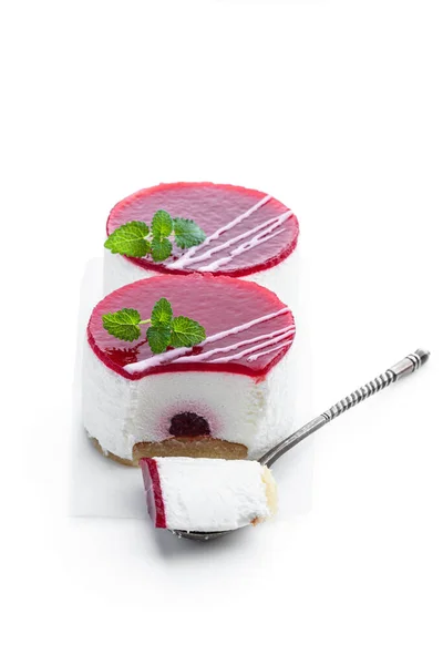 Mini Cheesecakes Avec Garniture Confiture Fruits Rouges Isolé Sur Blanc — Photo
