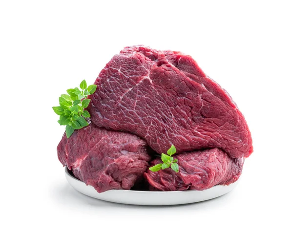 白盘上的红牛肉块 白色背景隔离 — 图库照片