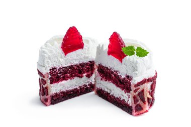 Krem şantili kırmızı kadife kek, beyaza izole edilmiş. 