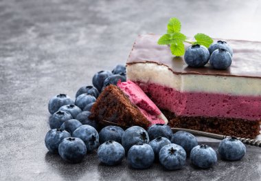 Gri arka planda lezzetli yaban mersinli kek. 