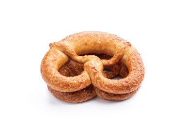 İştah açıcı yumuşak bavyera simit beyaz arka planda izole 