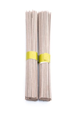 Çiğ soba karabuğday eriştesi, beyaz üzerine izole edilmiş. 